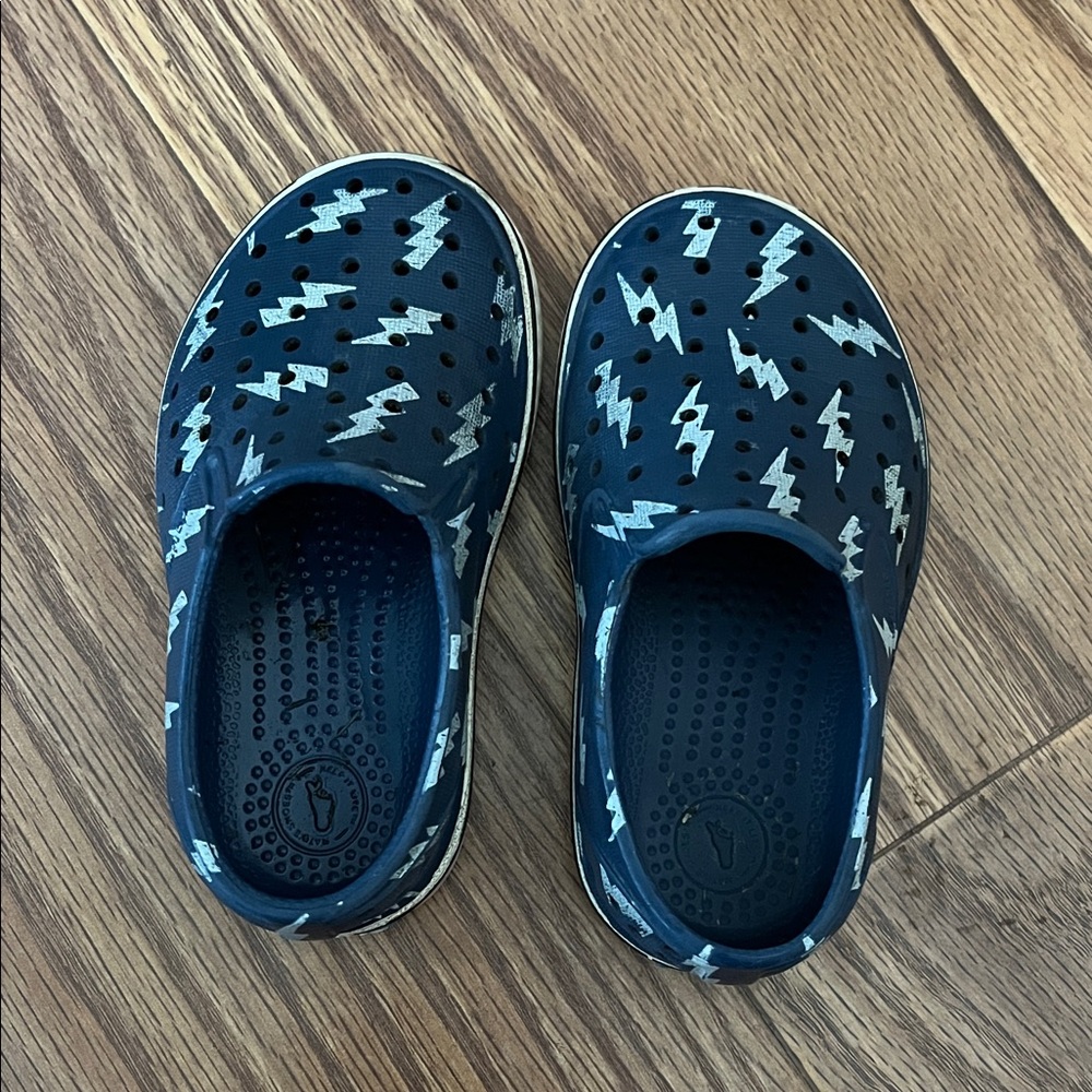 Native toddler size 7 Navy Blue Lightning Slip-On Shoes